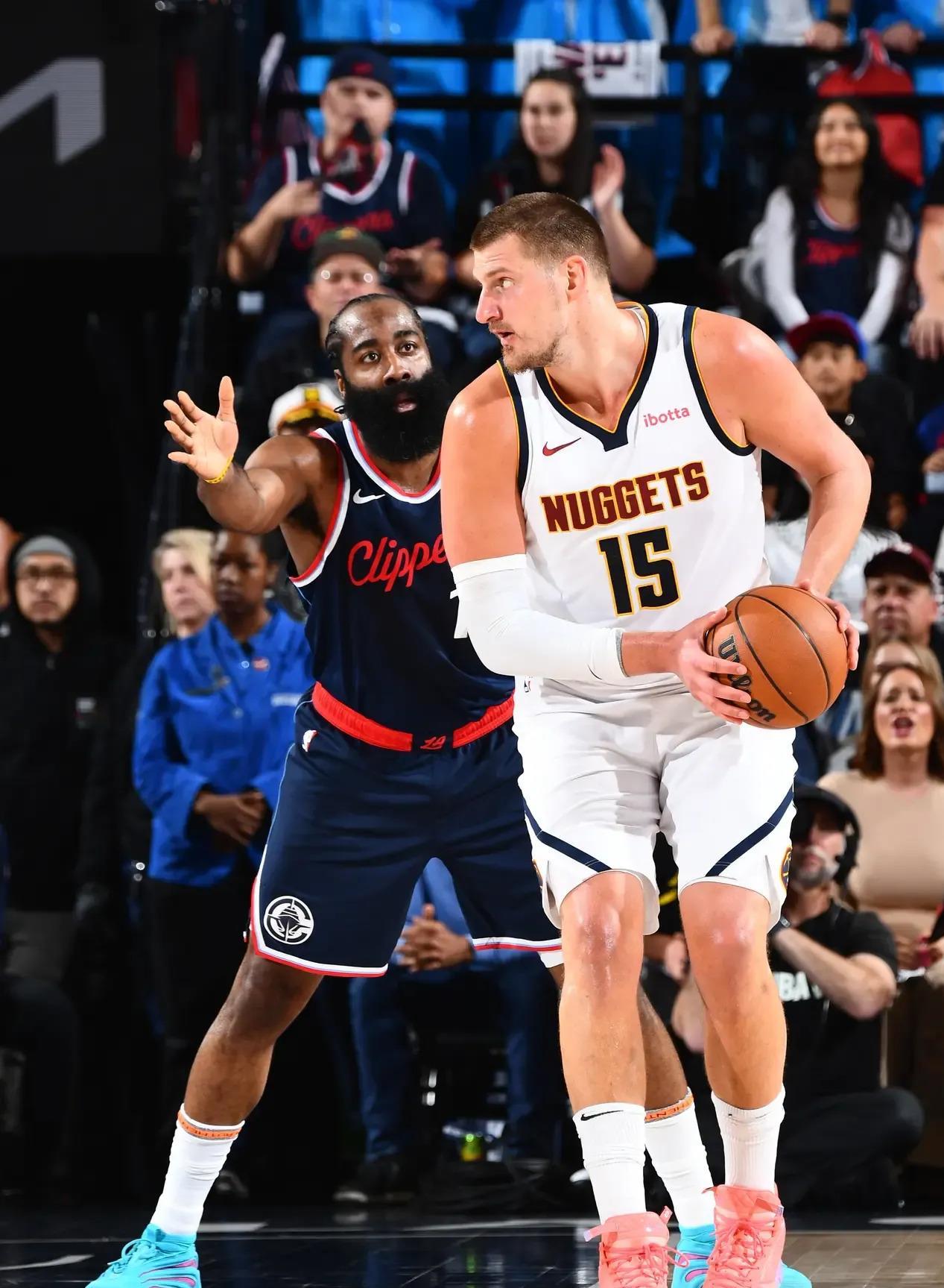 灰熊完胜马刺，约基奇关键制胜