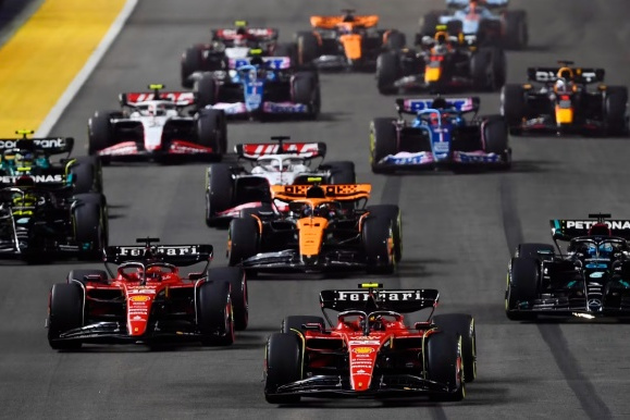 红牛车队险胜哈斯车队，皮亚斯特里高光表现