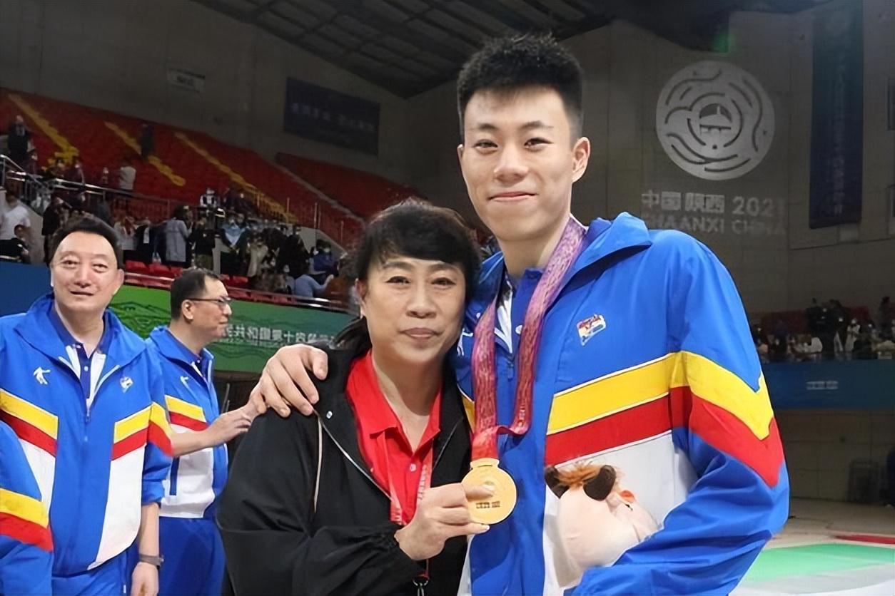 广州队险胜新疆队，张镇麟扛起全队