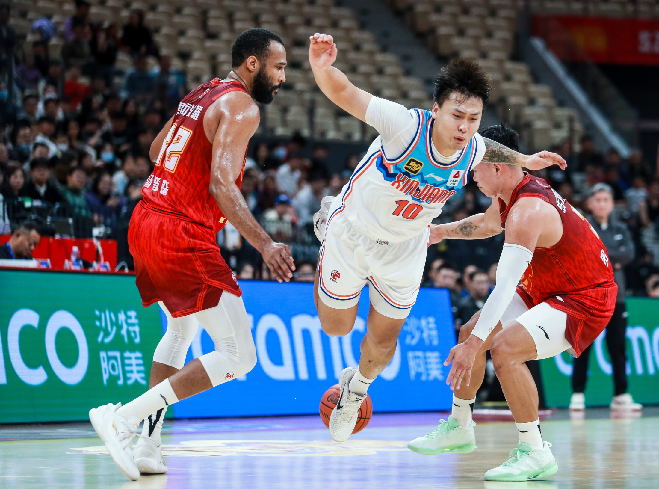 广州队险胜新疆队，张镇麟扛起全队