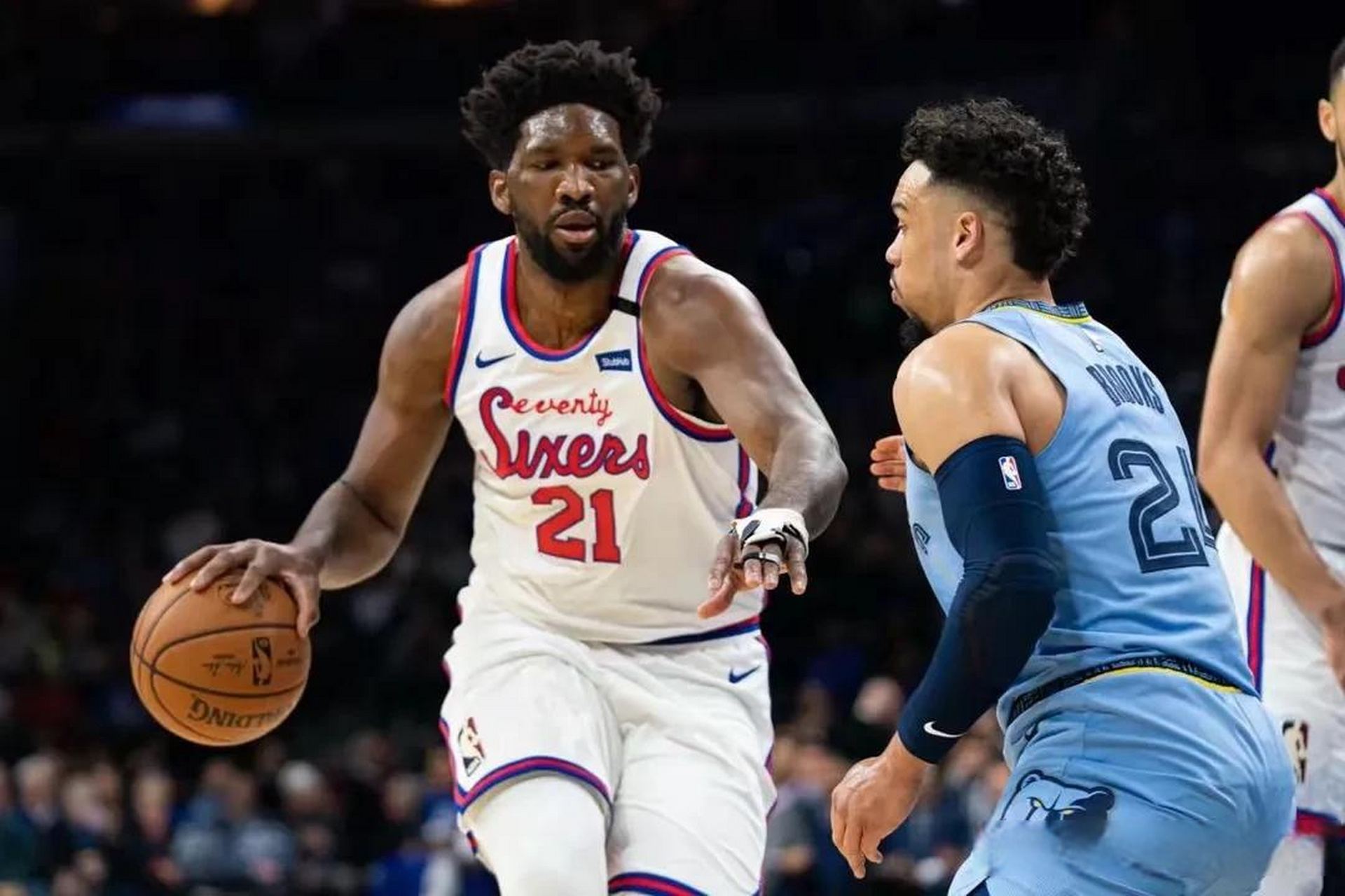 灰熊险胜山东队,恩比德刷新纪录 灰熊险胜山东队,恩比德刷新纪录