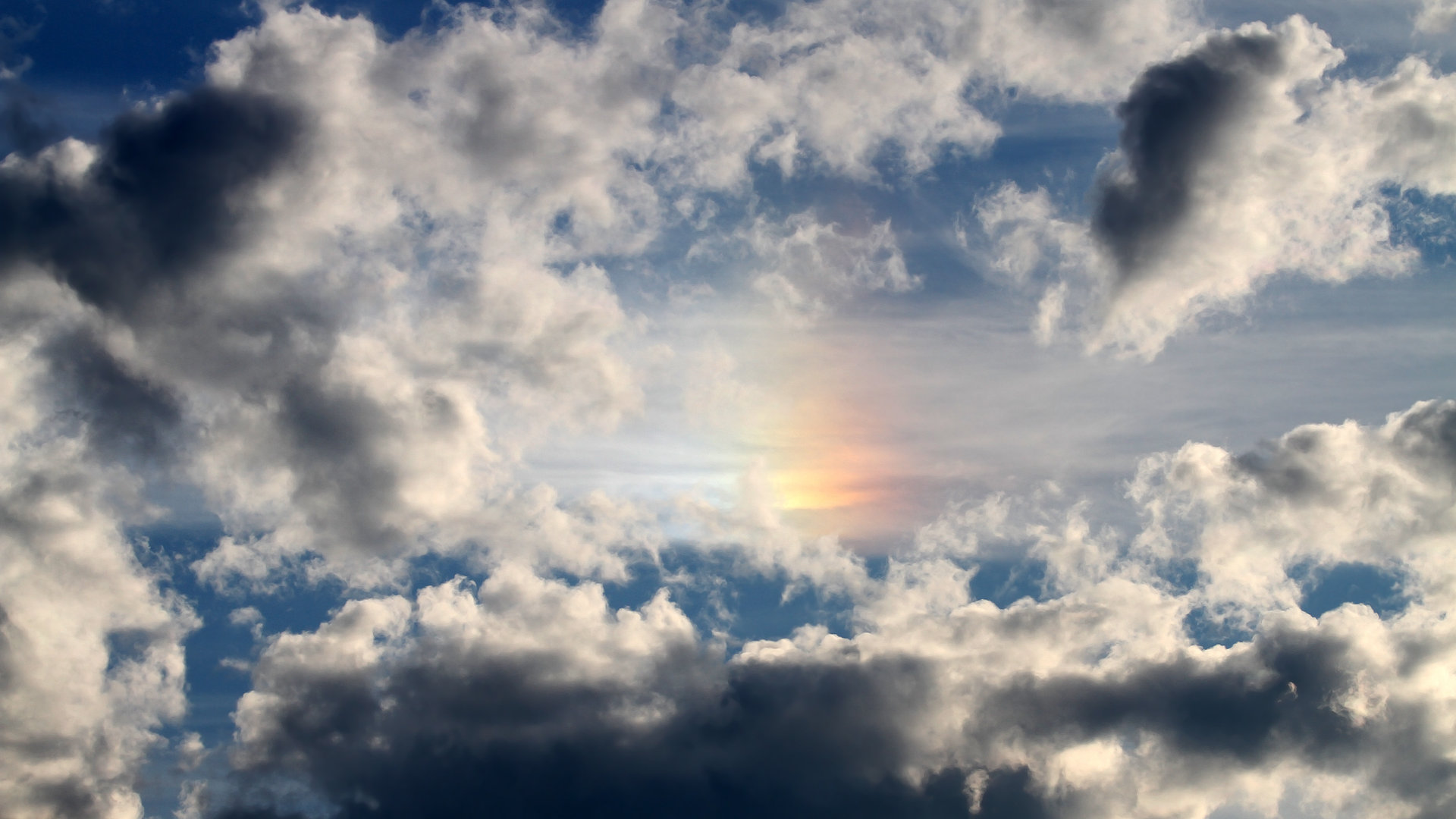 解说信号中断的107秒,当英超争冠战直播里传来新疆队爆冷骑士的欢呼